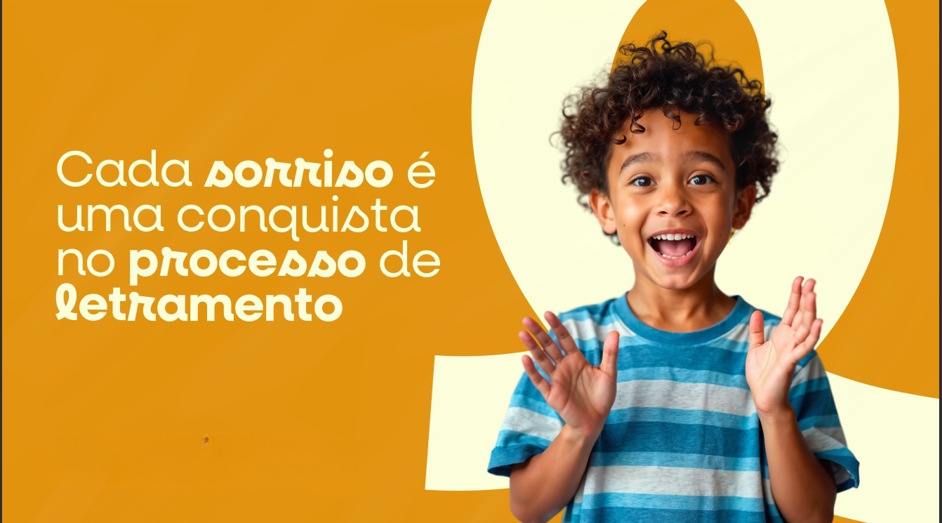 Pessoa lendo livro com vista para montanhas